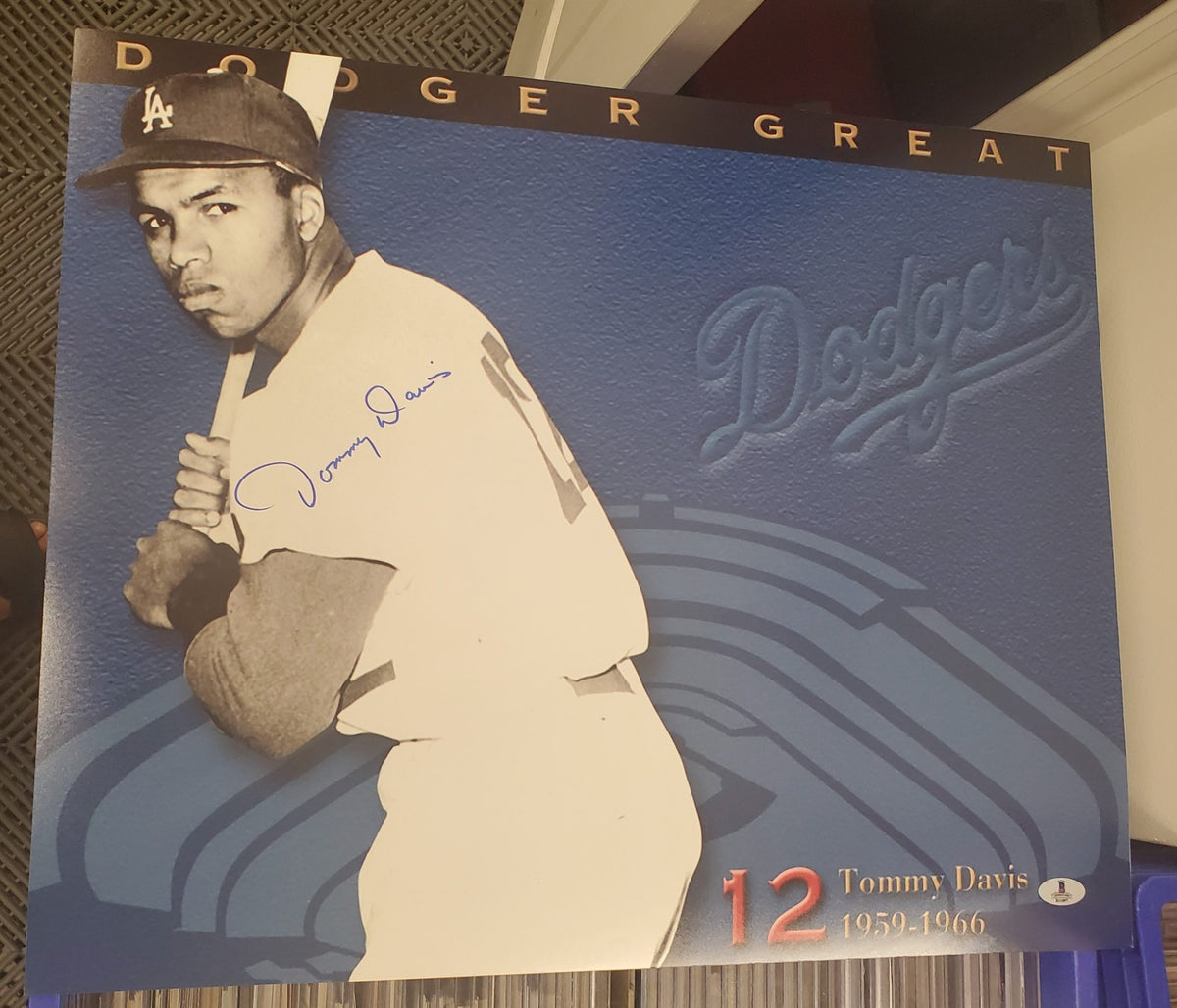 AUTOGRAPHED TOMMY DAVIS 16X20 Los Angeles Dodgers photo Beckett