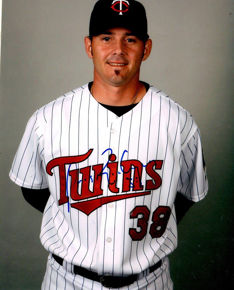 AUTOGRAPHED LUIS RODRIGUEZ 8X10 Minnesota Twins photo