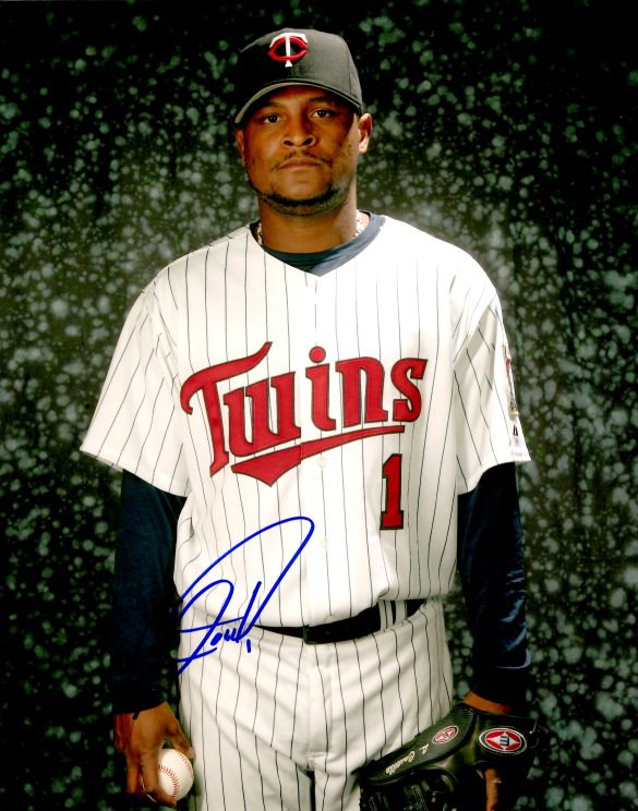 AUTOGRAPHED LUIS CASTILLO 8X10 Minnesota Twins photo