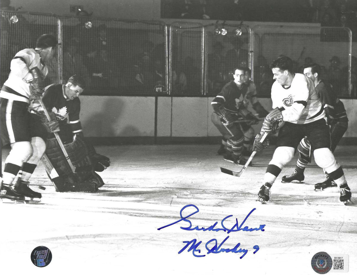 Autographed GORDIE HOWE 8X10 Detroit Red Wings Photo Beckett Hologram