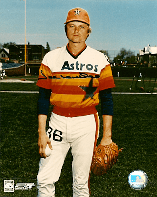 AUTOGRAPHED JOE NIEKRO 8X10 Houston Astros Photo