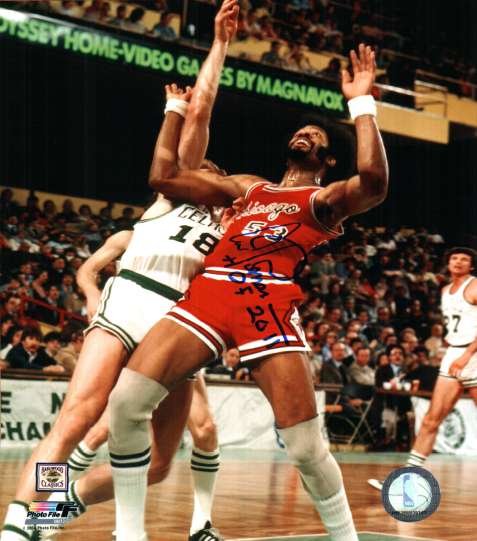 Autographed 16x20 ARTIS GILMORE CHICAGO BULLS Photo