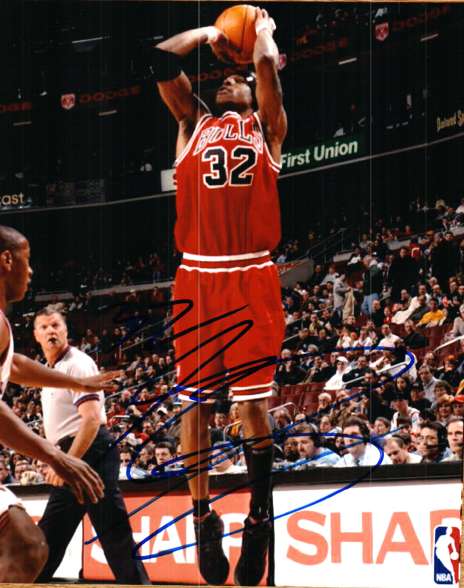 Autographed  EDDIE ROBINSON Chicago Bulls Photo