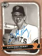 Autographed GAYLORD PERRY 2005 UPPER DECK CLASSICS CARD