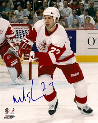 Autographed MATTHEW SCHNEIDER Detroit Red Wings Photo