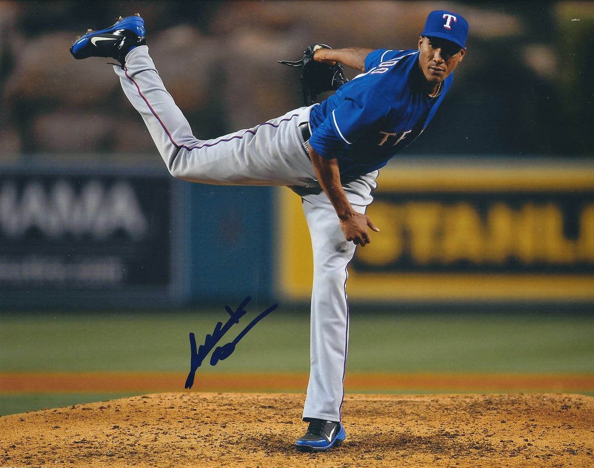 AUTOGRAPHED ALEXI OGANDO 8X10 Texas Rangers Photo