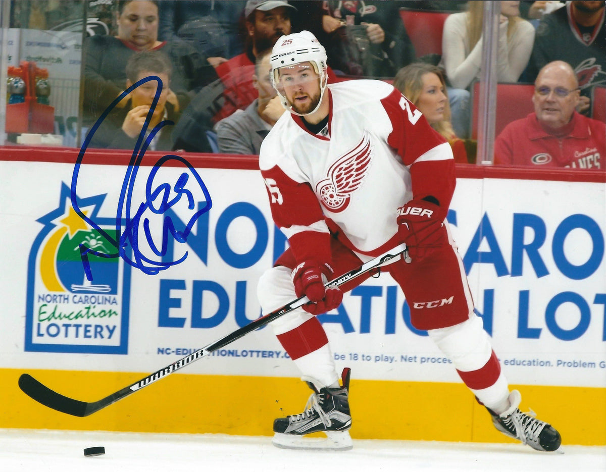 Autographed MIKE GREEN 8X10 Detroit Red Wings Photo
