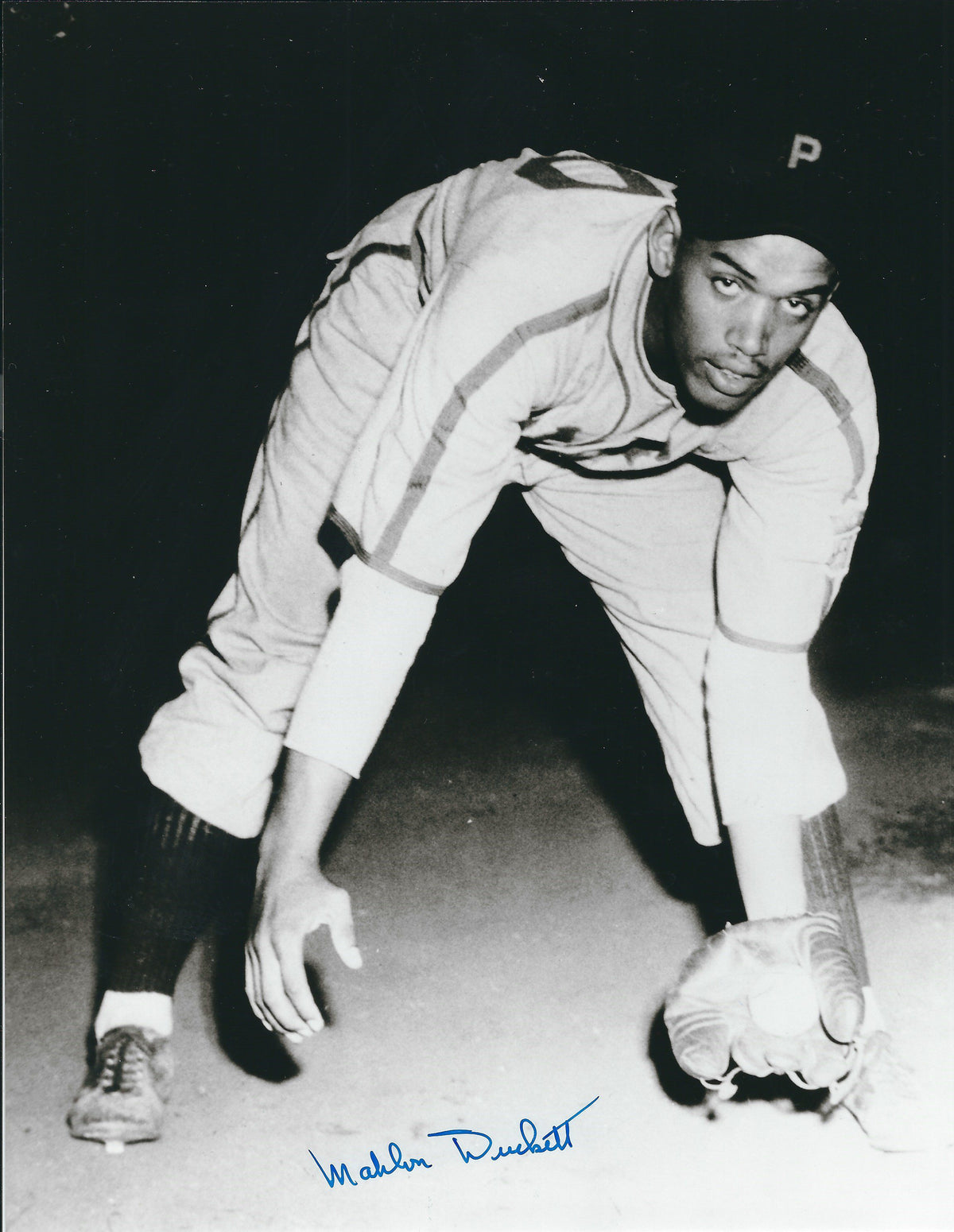 Autographed MAHLON DUCKETT 8X10 Philadelphia Stars Photo.