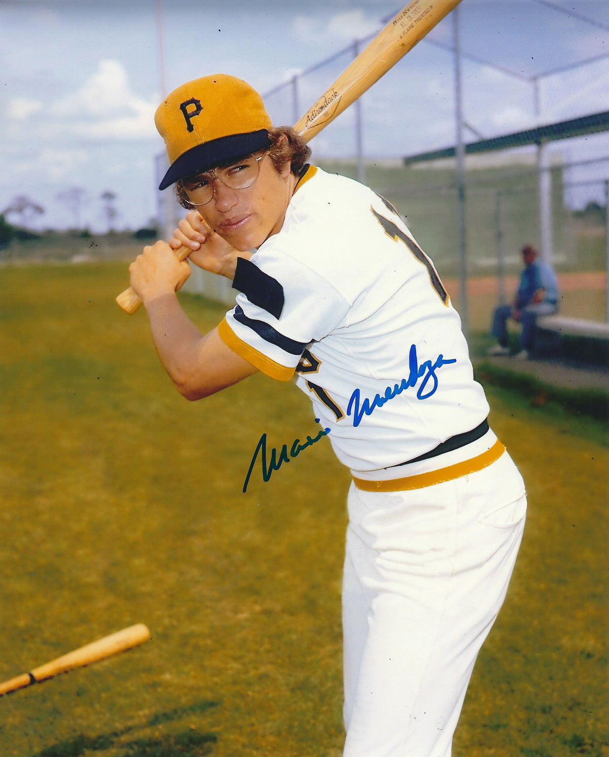 Autographed MARIO MENDOZA 8X10 Pittsburgh Pirates Photo