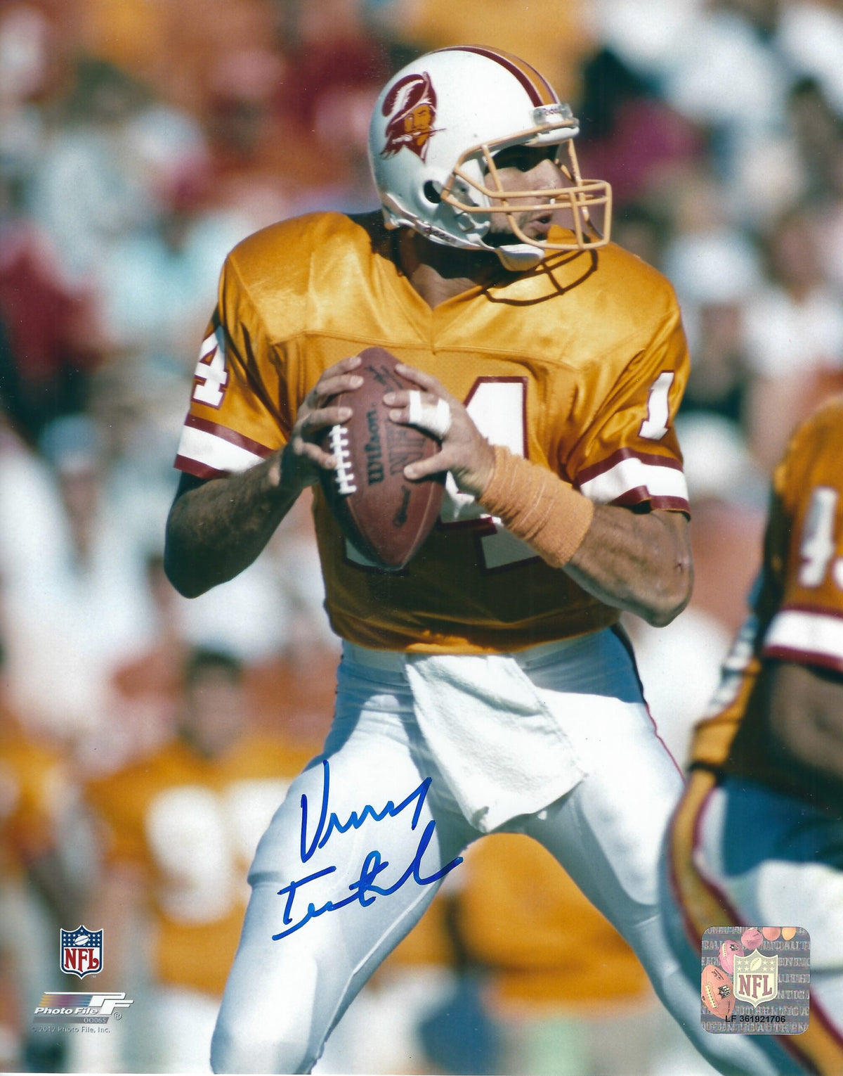 Autographed VINNY TESTAVERDE 8X10 Tampa Bay Buccaneers photo