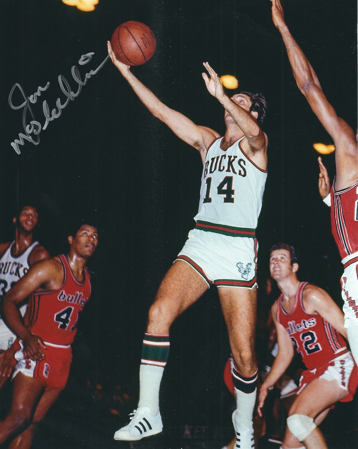 Autographed JON MCGLOCKLIN 8X10 Milwaukee Bucks Photo