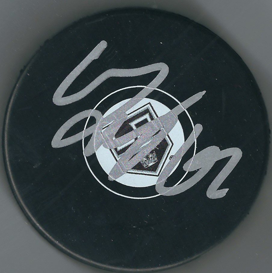 Autographed CARL HAGELIN Los Angeles Kings Hockey Puck