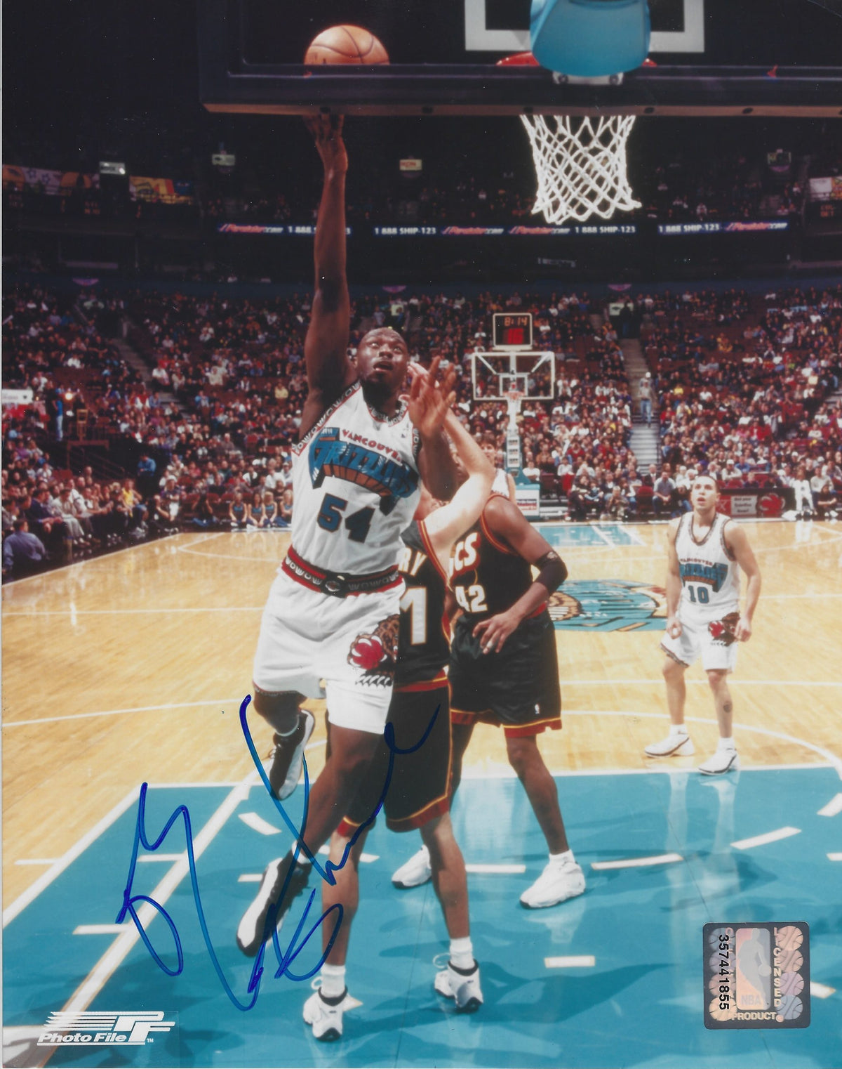 Autographed OBINNA EKEZIE Vancouver Grizzlies 8x10 Photo