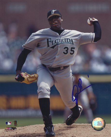 AUTOGRAPHED DONTRELLE WILLIS 8x10 Florida Marlins Photo
