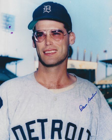 AUTOGRAPHED  DAVE SISLER 8X10 Detroit Tigers Photo