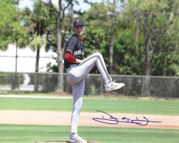 AUTOGRAPHED DASAN HILL 8X10 Minnesota Twins photo